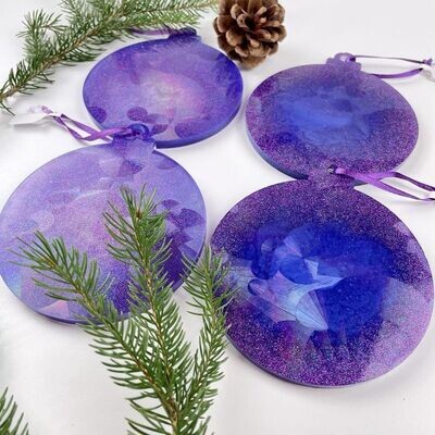 Weihnachtsbaumkugel in violett mit Glitzer