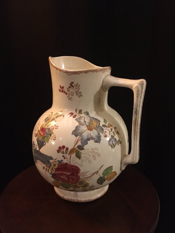 Grand  broc en faience fleurie