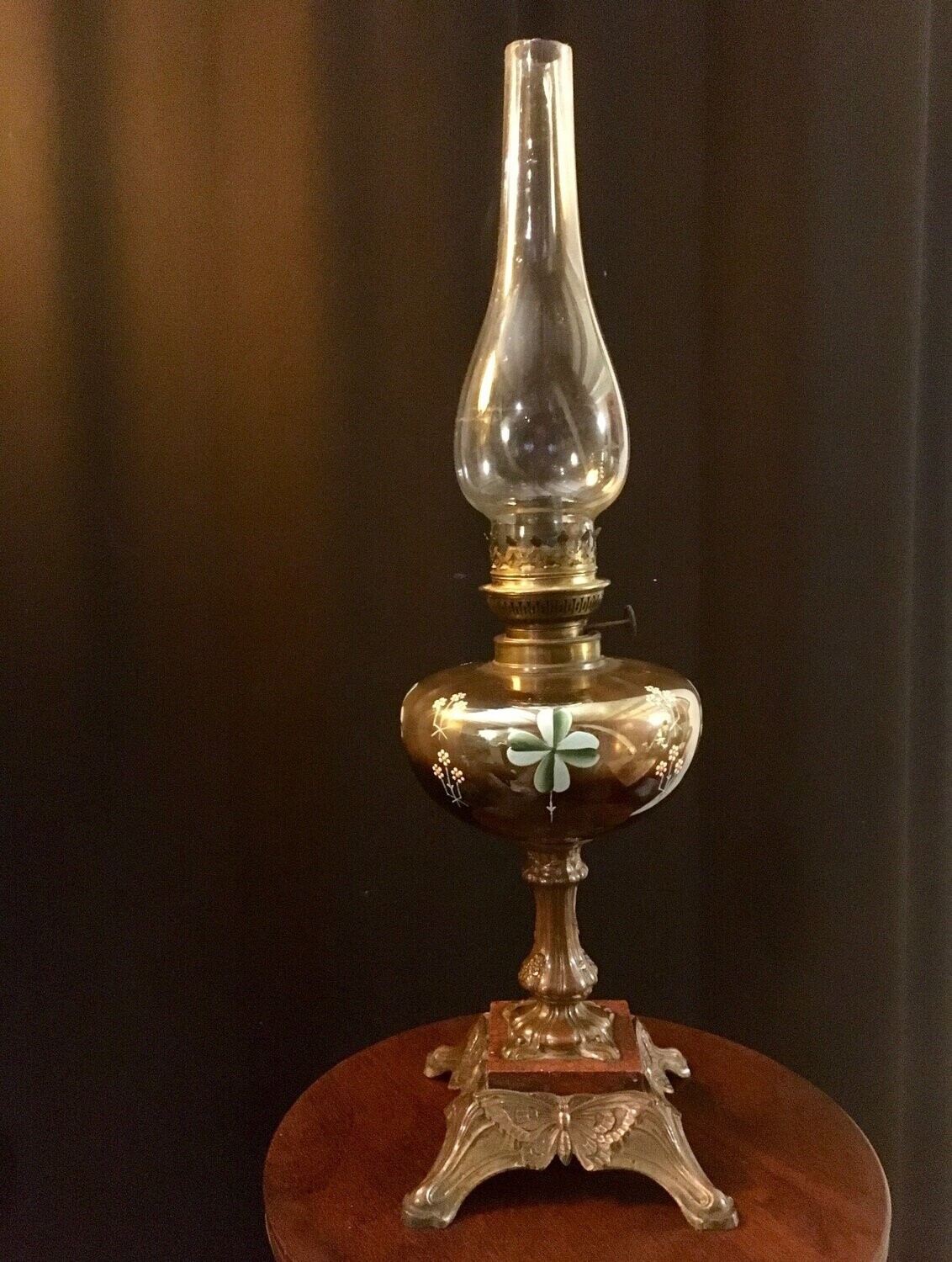 Lampe à pétrole en verre émaillé 1900 Art nouveau