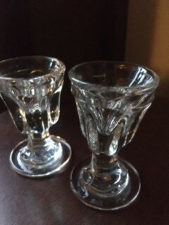 Paire de verres à pieds dit verre du patron avec liseré fond épais années 30/40.