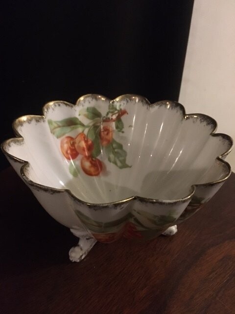 Grande coupe à fruits de qualité en porcelaine française victorienne peinte à la main