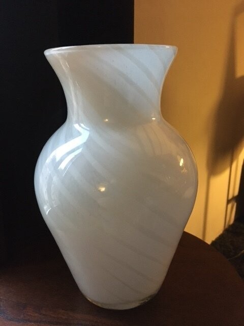 Vase en verre soufflé opaline blanc et transparent