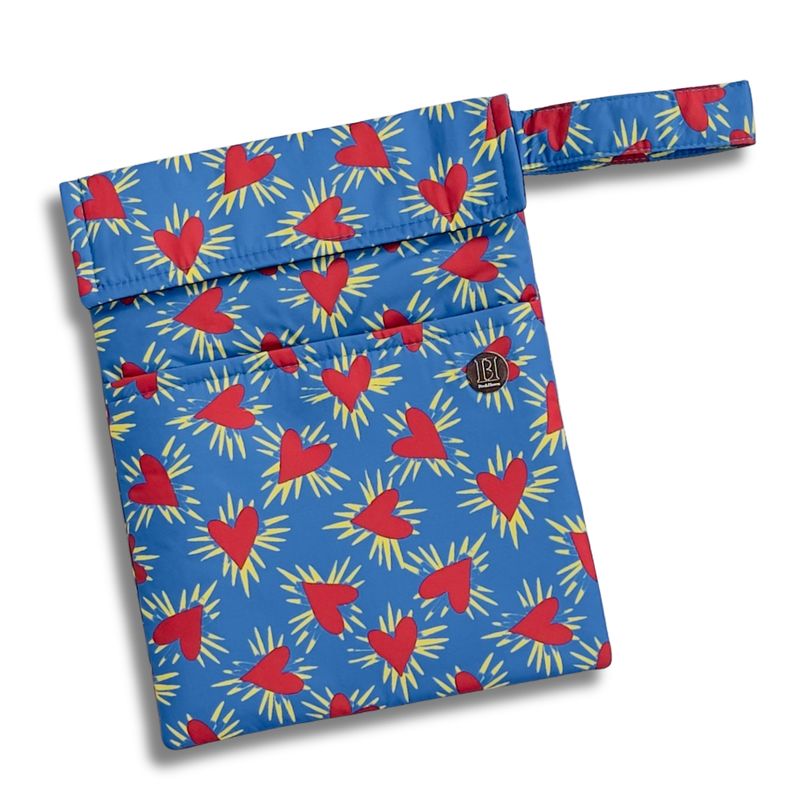 FUNDA PARA LIBROS ECO | CORAZONES ROJOS l ANTIFLUIDO/ACOLCHADA