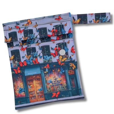 FUNDA PARA LIBROS ECO | MARIPOSAS REVOLOTEANDO EN LA LIBRERÍA l LONA