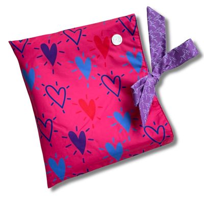 FUNDA PARA LIBROS ECO BOWS ACOLCHADA| CORAZONES LILA Y ROSA| ANTIFLUIDO| DOBLE FAZ