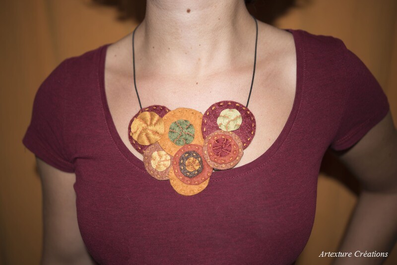 Collier plastron orangé