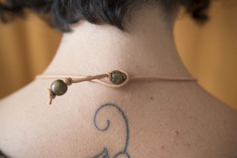 Collier plastron simili cuir