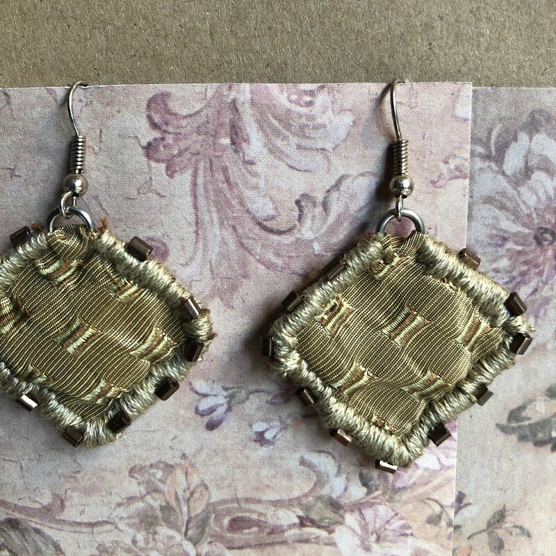 Boucles d'oreilles kaki clair métallisé