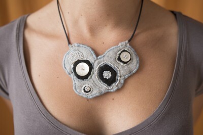 Collier plastron gris