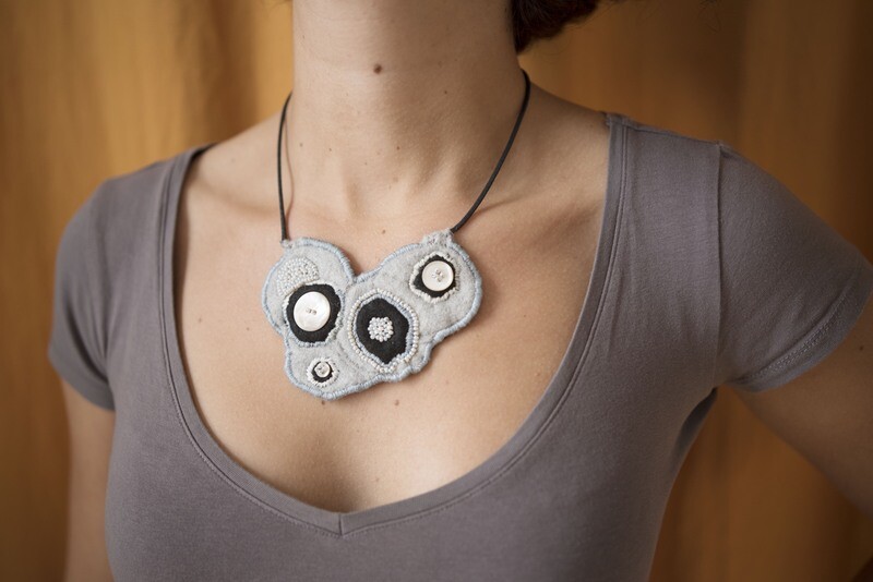 Collier plastron gris