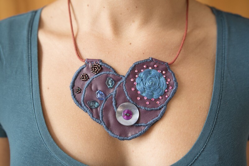 Collier plastron violet
