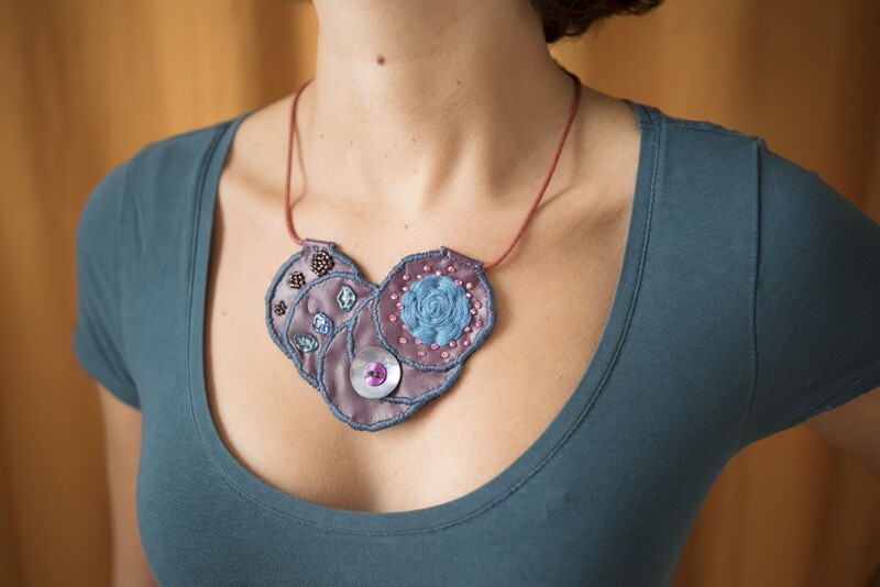 Collier plastron violet