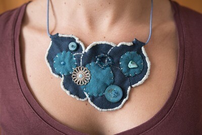 Collier plastron feutrine bleue pétrole