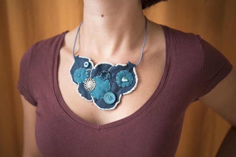 Collier plastron feutrine bleue pétrole