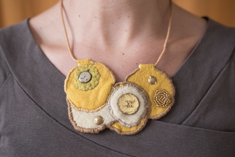 Collier plastron jaune