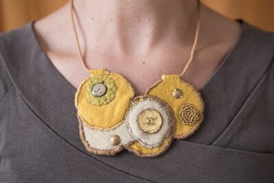 Collier plastron jaune
