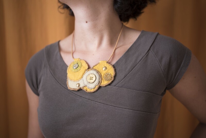 Collier plastron jaune
