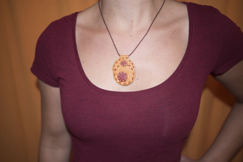Collier médaillon cuir orangé