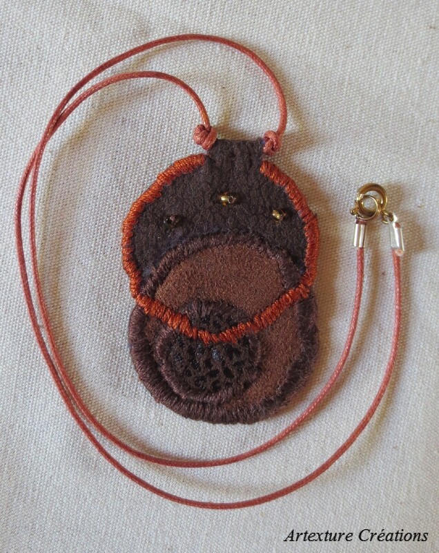 Collier médaillon marron