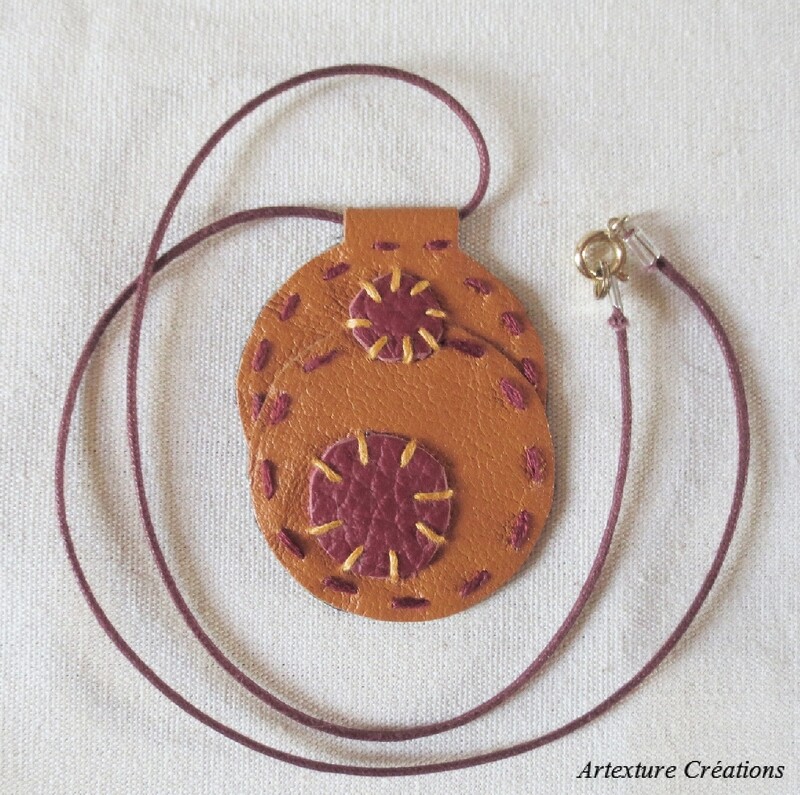 Collier médaillon cuir orangé