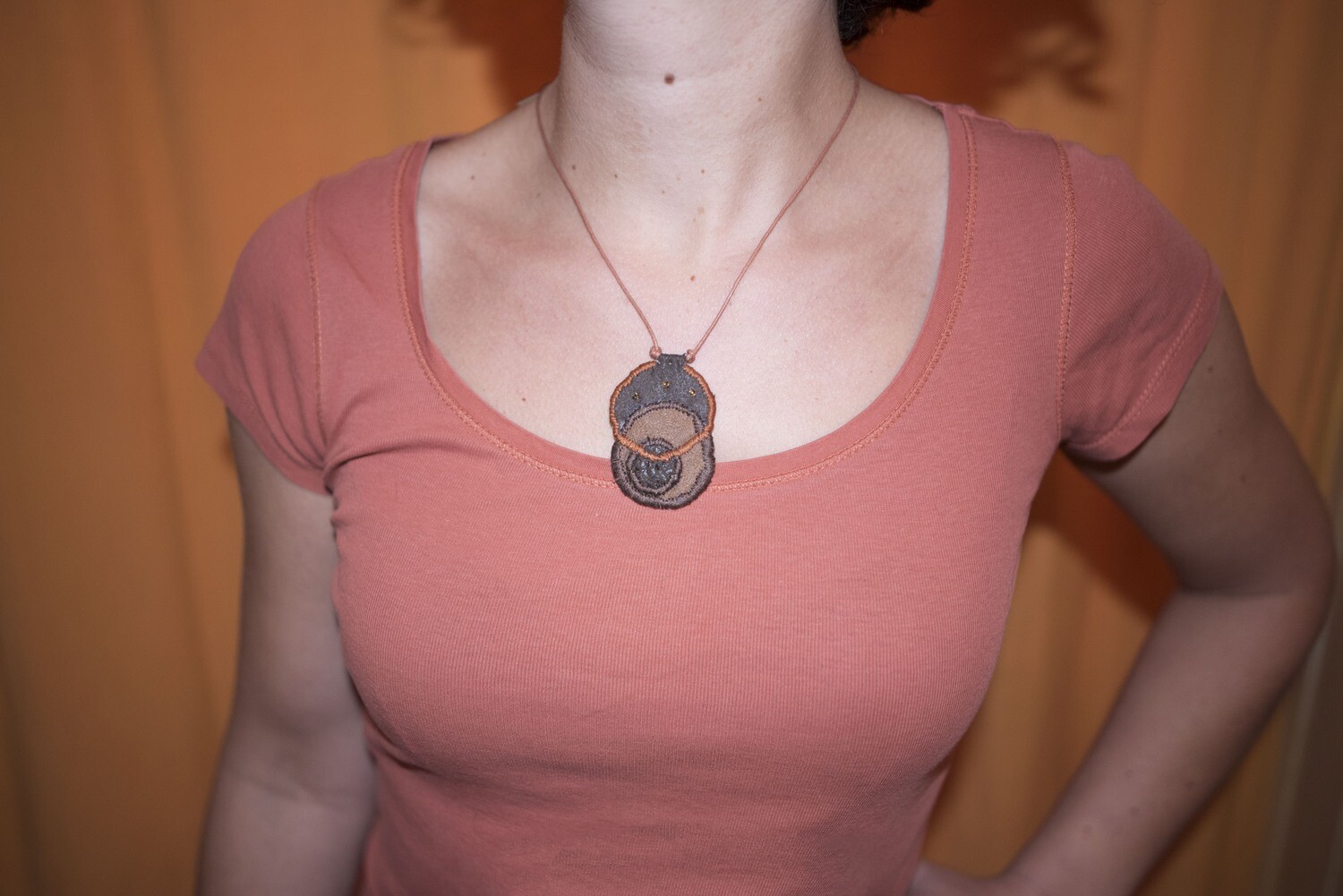 Collier médaillon marron