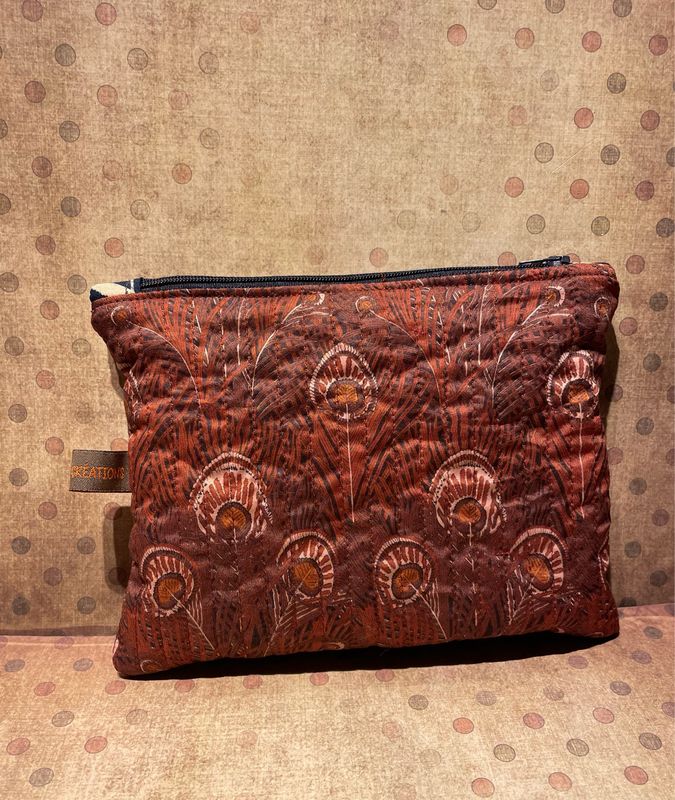 Pochette matelassée « plumes de paons »