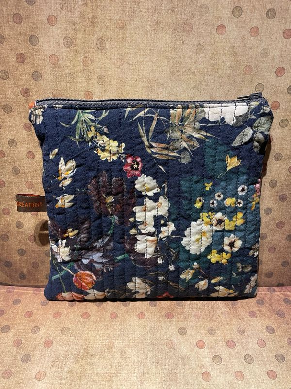 Pochette matelassée bleue « fleurettes »