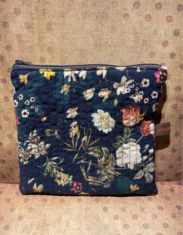 Pochette matelassée bleue « fleurettes »