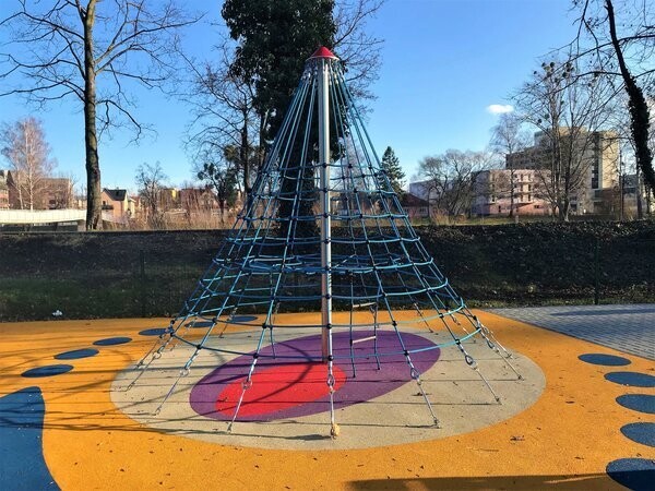 Pyramide à cordes -  Aire de Jeux conforme EN1176