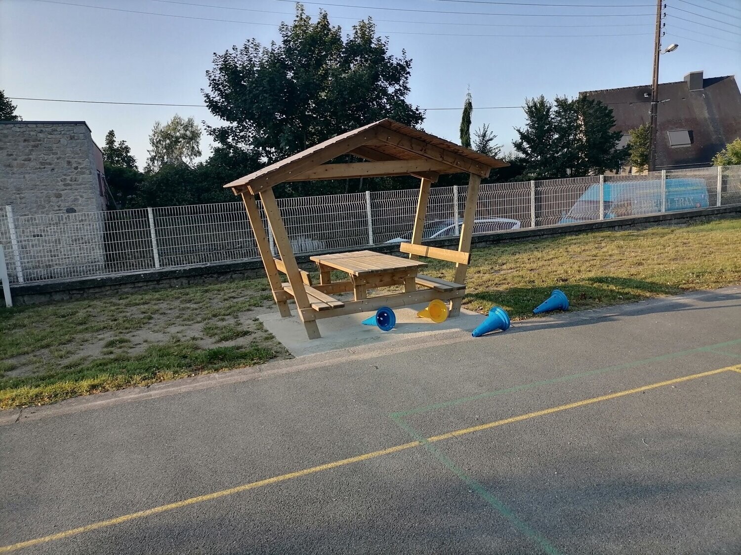 Table et 2 Bancs avec ombrière en pin classe IV