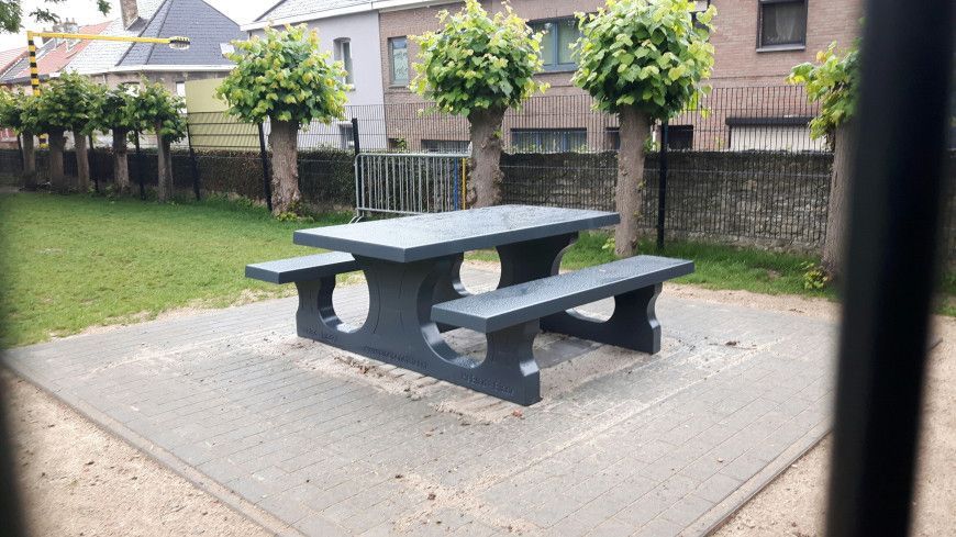 Table pique nique en béton avec bancs robuste