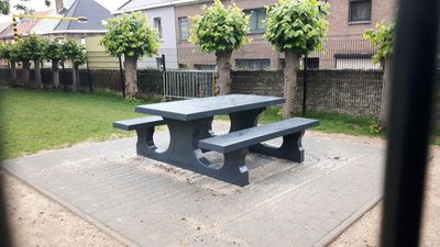 Table pique nique en béton avec bancs robuste Table pique nique en béton avec bancs robuste