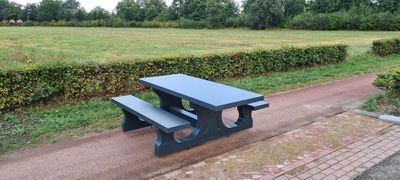 Table pique nique en béton avec bancs robuste PMR Table pique nique en béton avec bancs robuste PMR