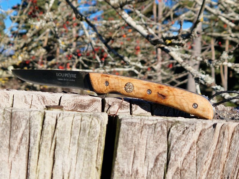 Mastraillé en loupe d'Erable avec un insert d'une Pépite des Glaciers de l'Aubrac et sa lame en acier au carbone