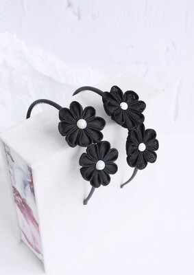 Juodų ir pilkų lininių gėlių lankeliai