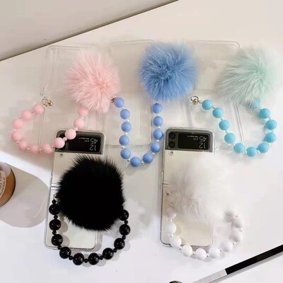 Cover con correa y bolita de peluche