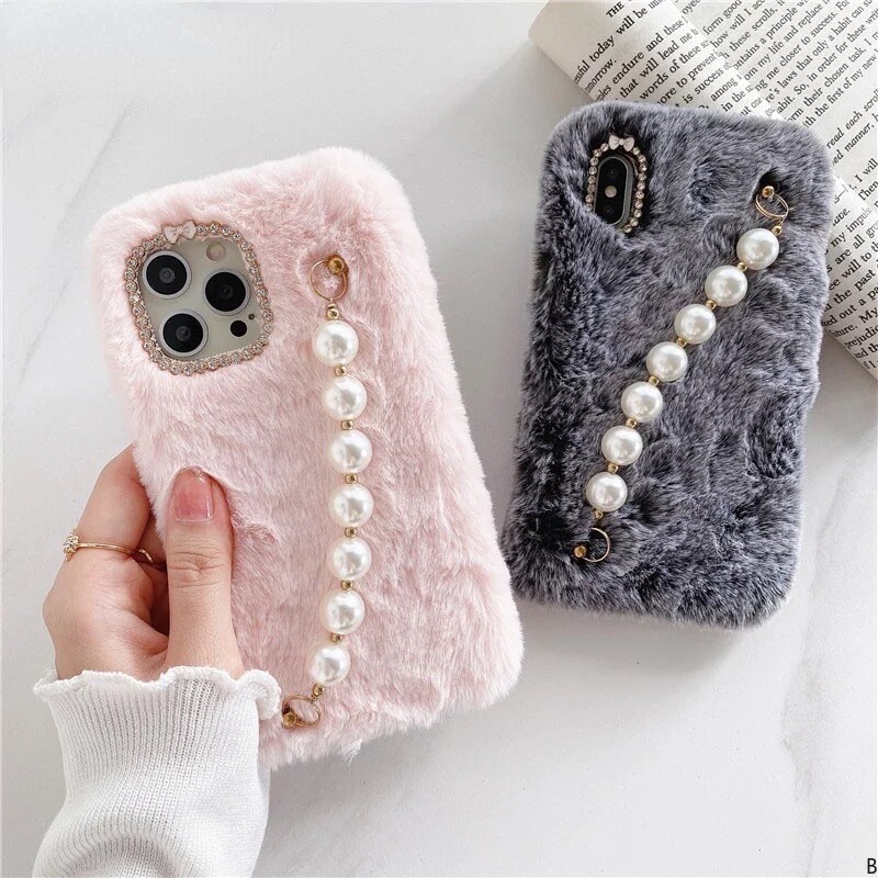 Cover de peluche con correa de perlas