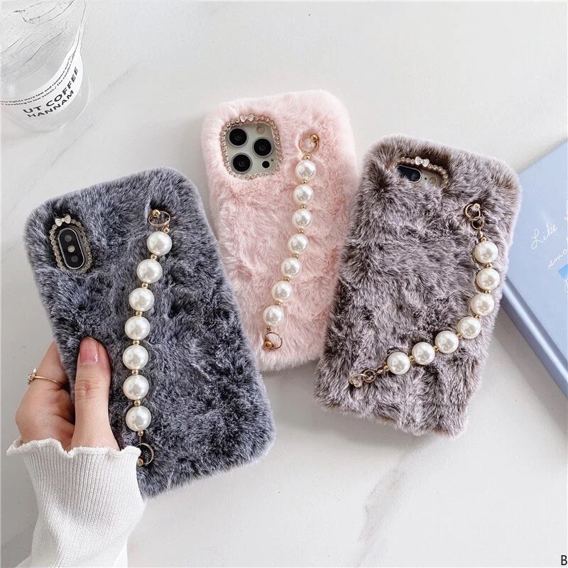 Cover de peluche con correa de perlas