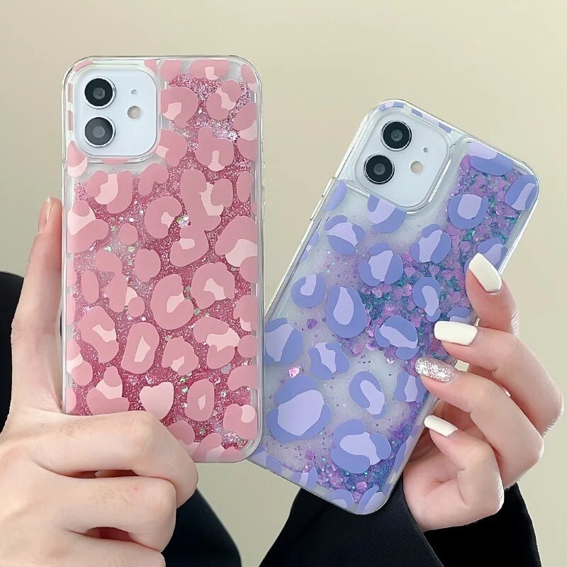Cover estampado de leopardo con escarcha liquida