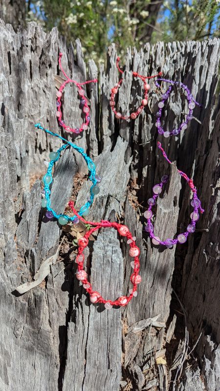 Adjustable knotted bracelet
