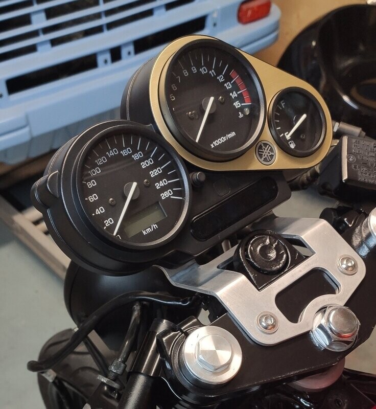 Support compteur Yamaha Fazer