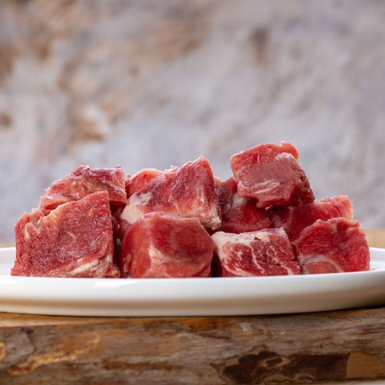 Ziegenfleisch durchwachsen gewürfelt
