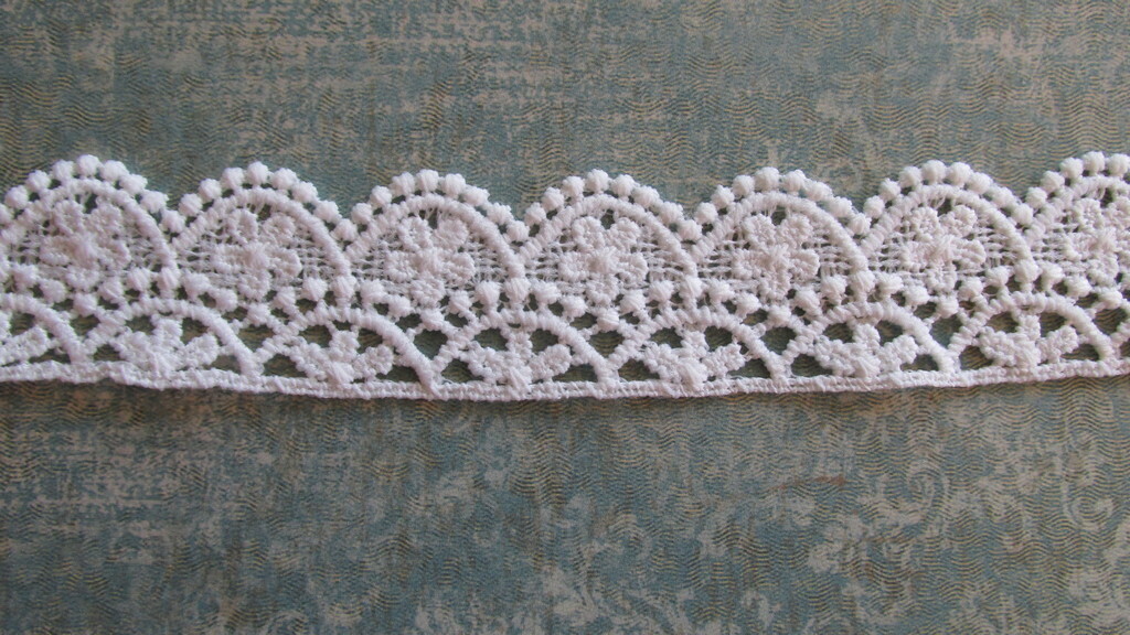 Single Daisy Scallop Lace
