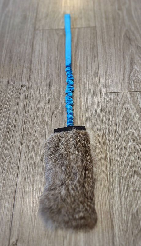 Leke med strikk og pip, lys blå.
