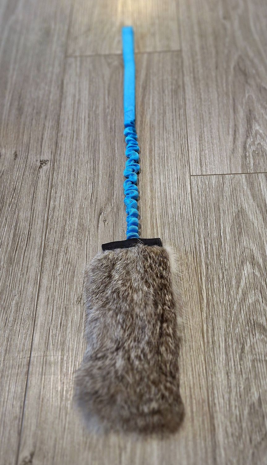 Leke med strikk og pip, lys blå.