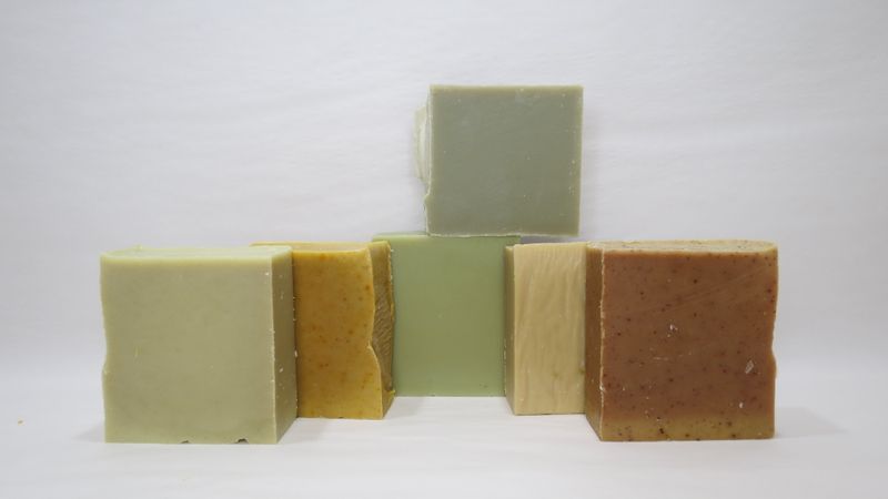 LES DÉCLASSÉS - Lot de 6 SAVONS AUX huiles essentielles (soit 5€ le savon)