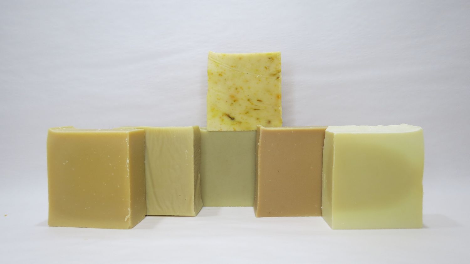 LES DÉCLASSÉS - Lot de 6 SAVONS SANS huile essentielle (soit 5€ le savon)