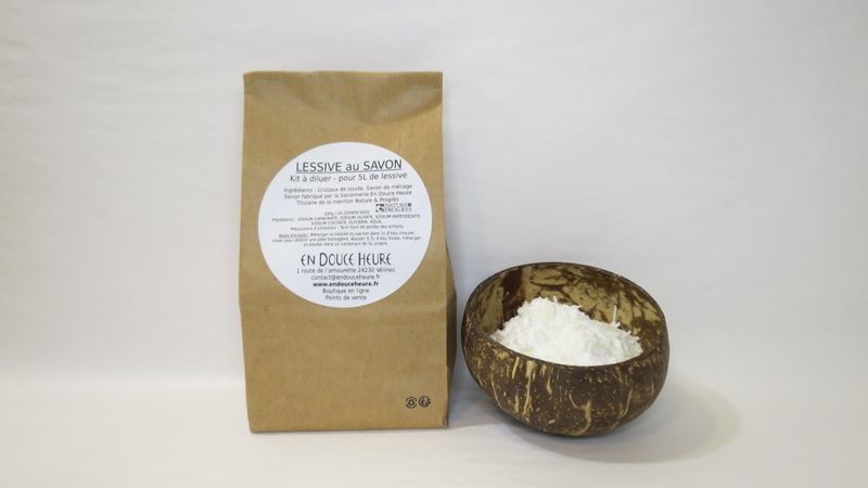 LESSIVE au SAVON - Kit à diluer pour 5L de lessive (soit 3€/L de lessive) LESSIVE au SAVON - Kit à diluer pour 5L de lessive (soit 3€/L de lessive)