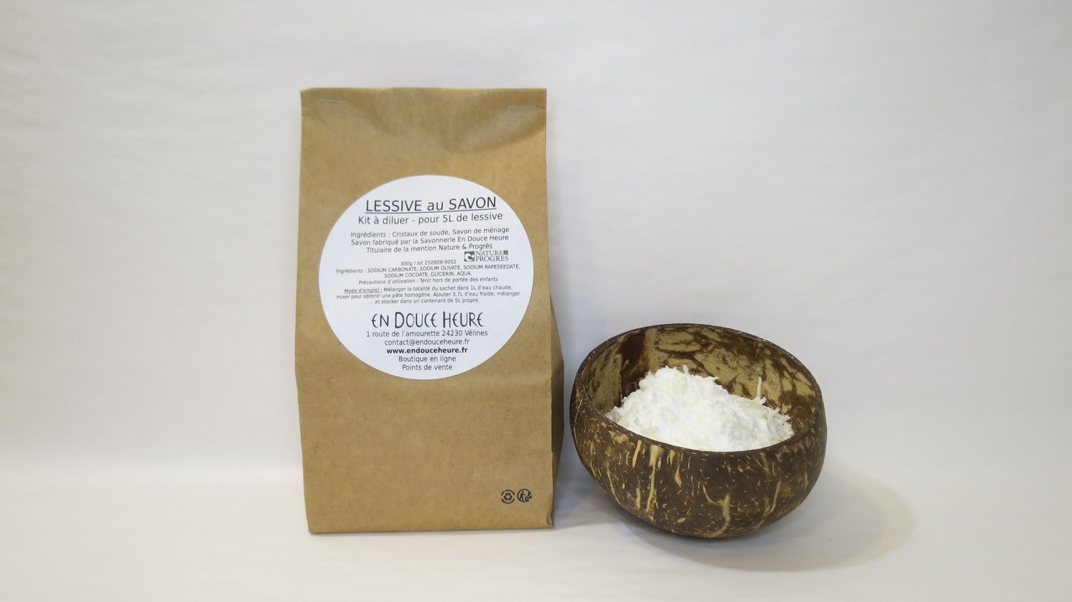 LESSIVE au SAVON - Kit à diluer pour 5L de lessive (soit 3€/L de lessive) LESSIVE au SAVON - Kit à diluer pour 5L de lessive (soit 3€/L de lessive)