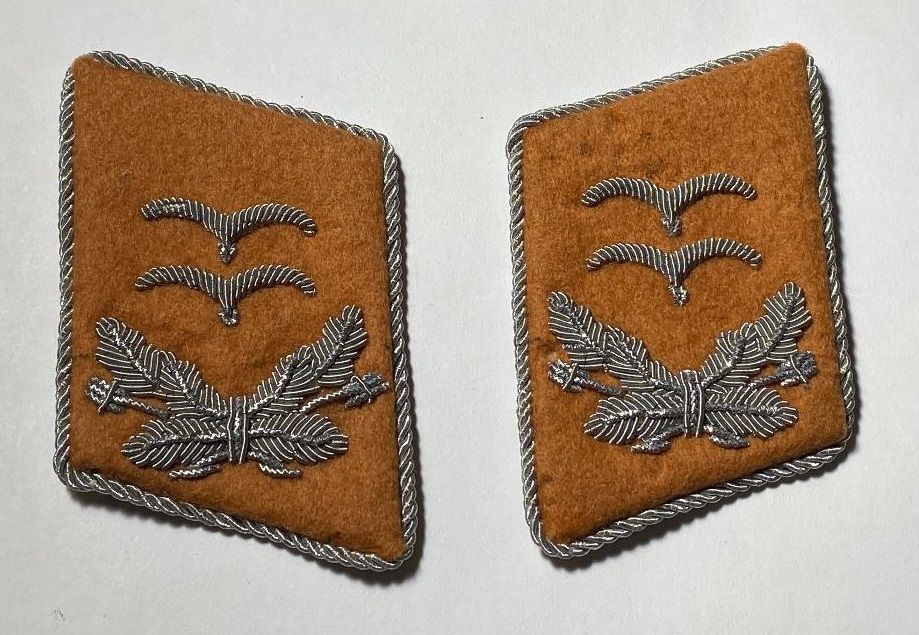 Z FACEBOOK AUCTION, Pair of Luftwaffe Signals Oberleutnant Officer Uniform Collar Tabs Insignia, STARTING BID $20 *